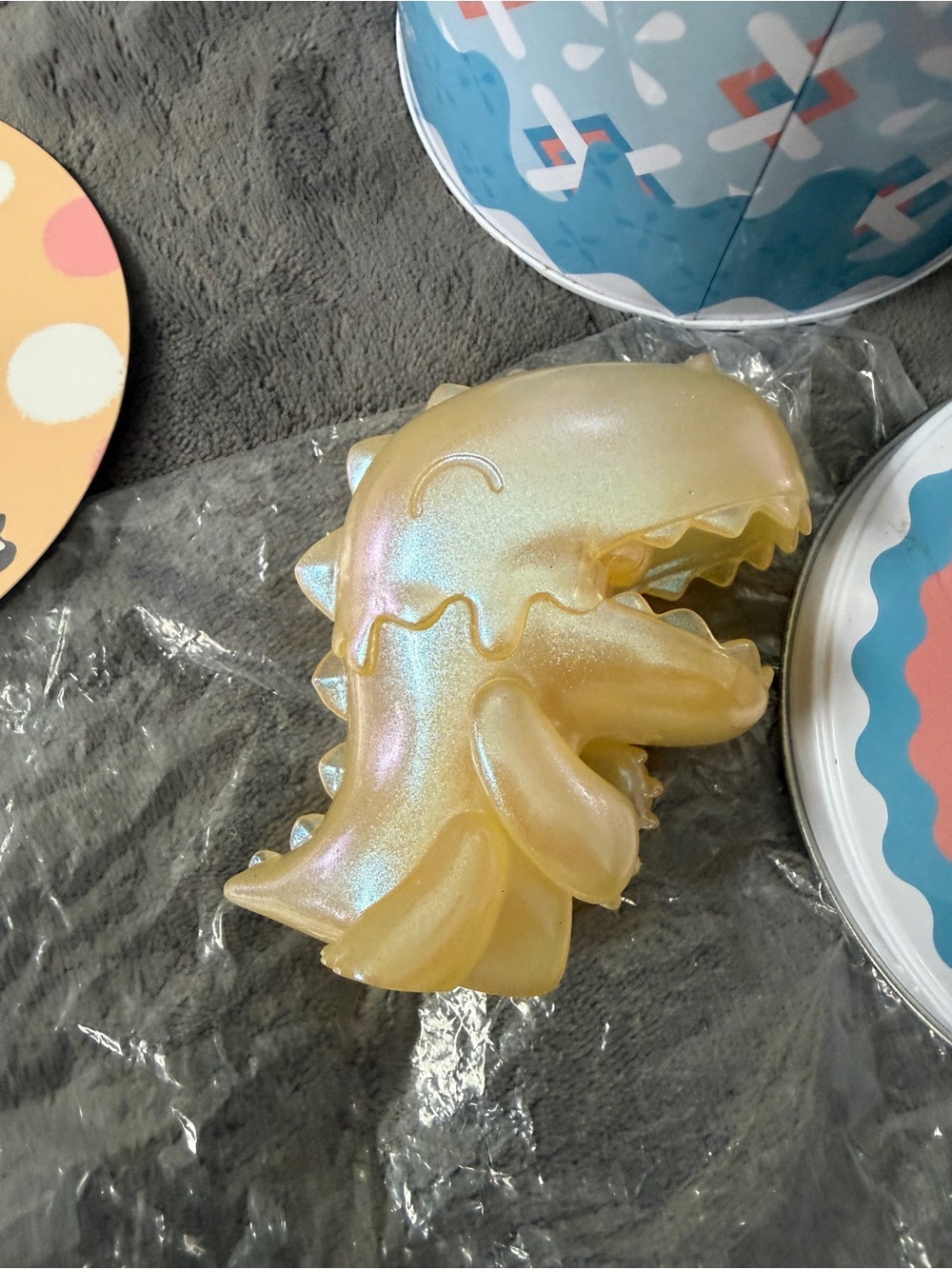 Umasou Diaper! Decorative Tin with Yellow/ Gold iridescent Umasou inside. - Picture 6 of 6